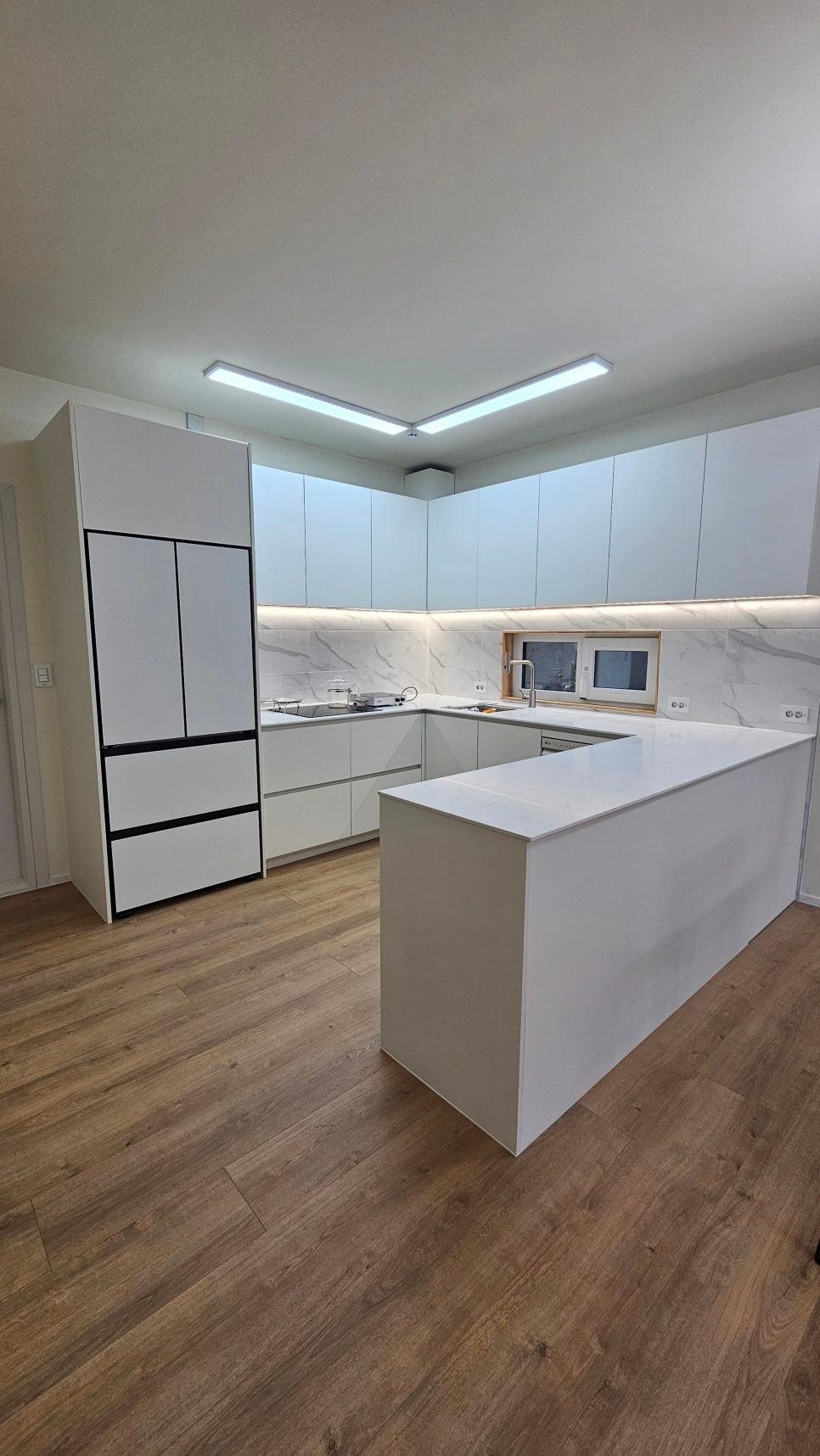 정돈된 모습으로 완성된 주방의 전체 뷰
