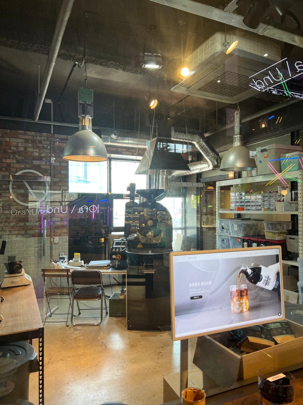 산업적인 무드가 느껴지는 노출 배관과 조명 공간