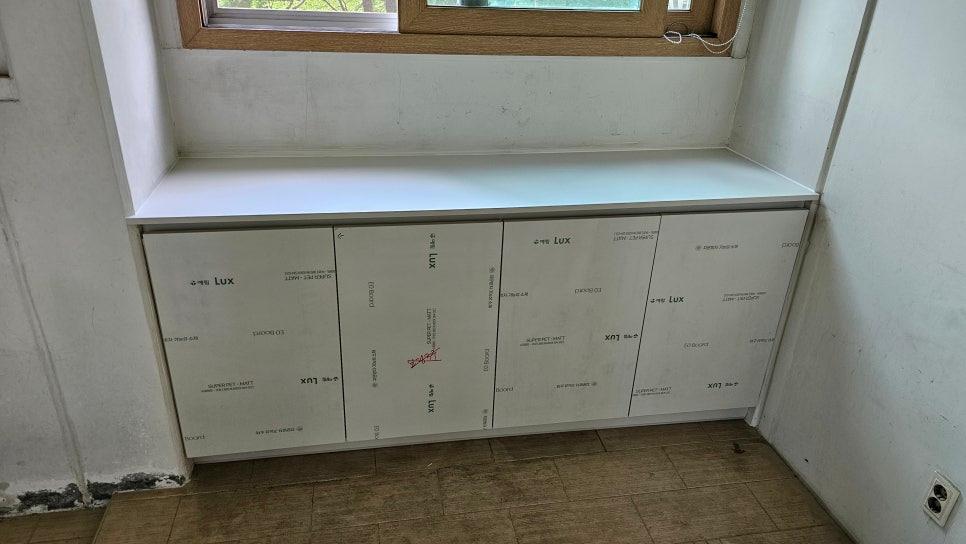 상판 수평을 맞추며 세밀하게 작업 중