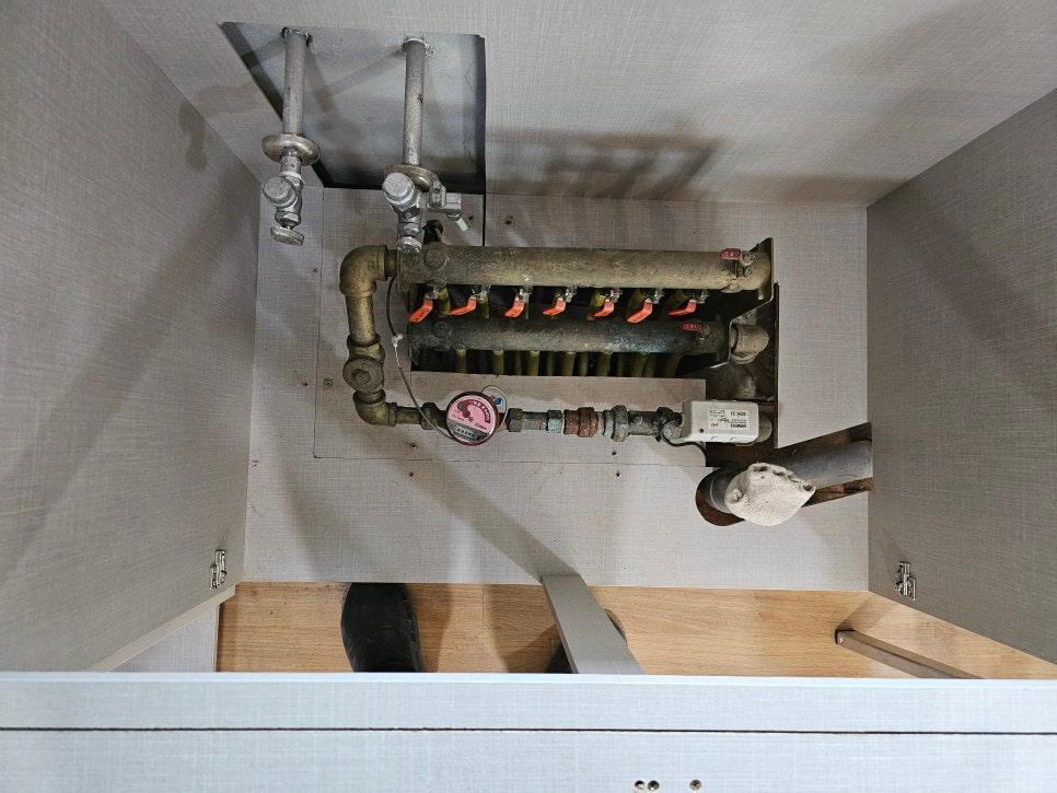 기초를 다지는 HVAC 설비 작업 현장