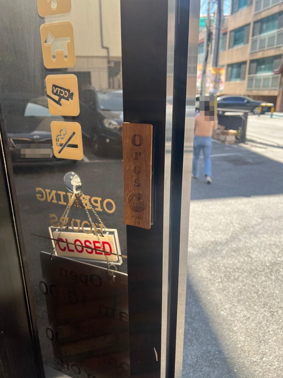 브랜드 로고가 새겨진 귀여운 문 라벨