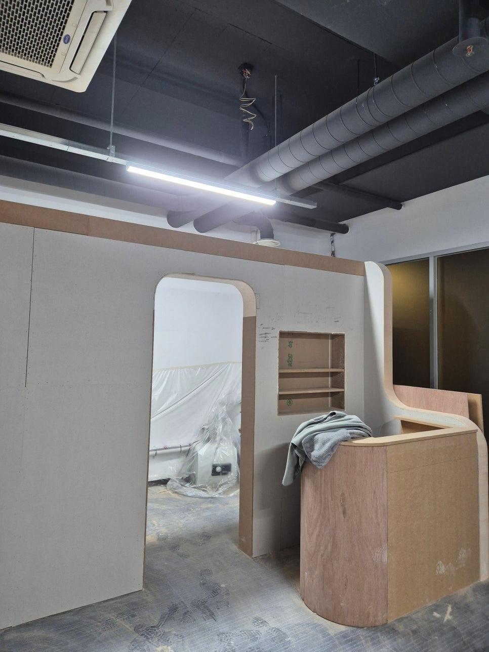 제품 전시를 위한 매립 선반 제작 중