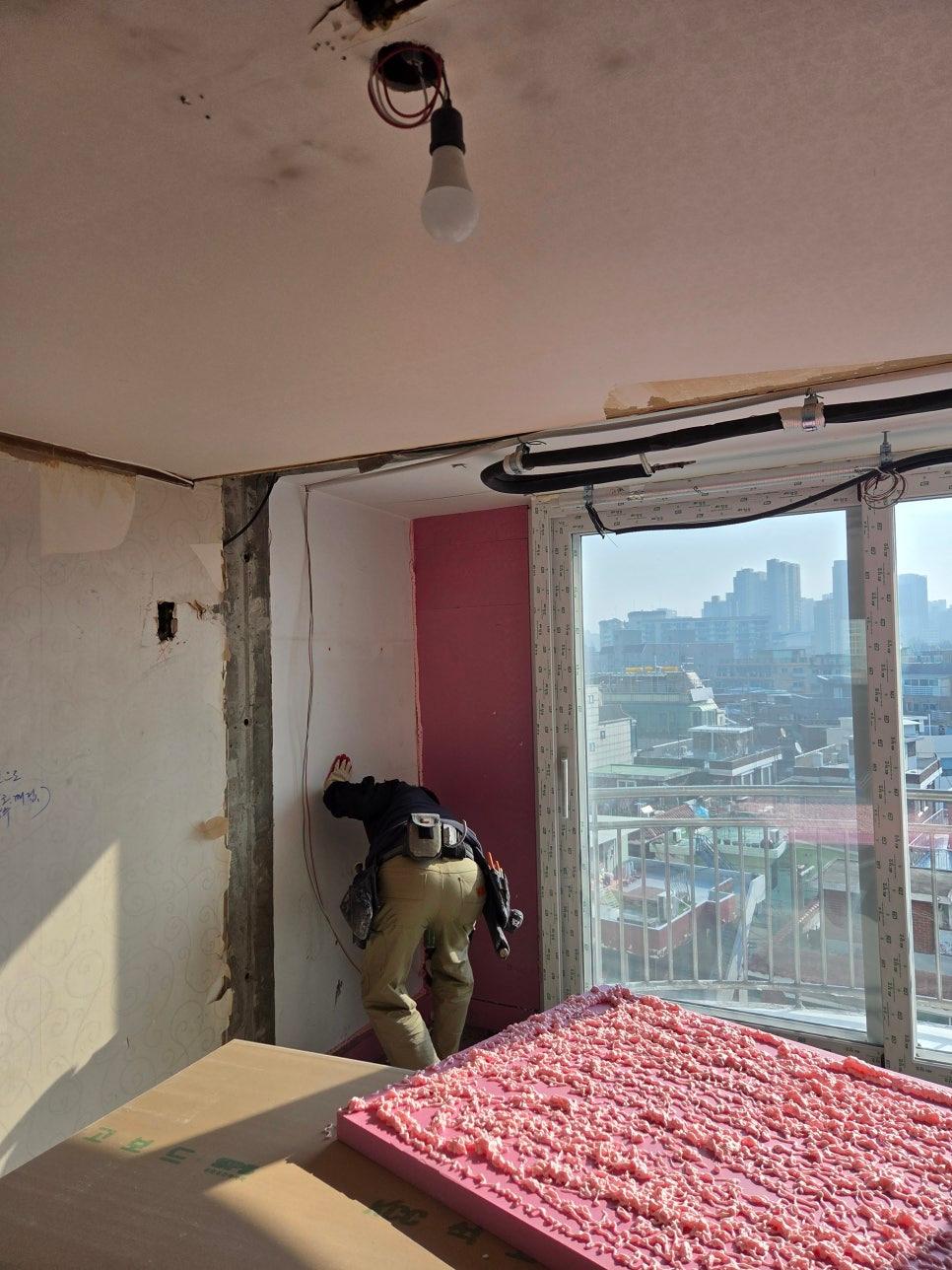 전기 배선 작업이 진행 중인 창가 쪽 발코니