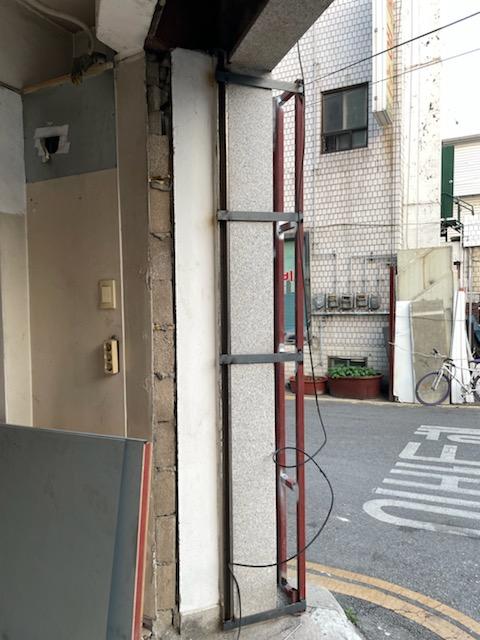카페의 첫인상이 될 외부 프레임 작업 현장
