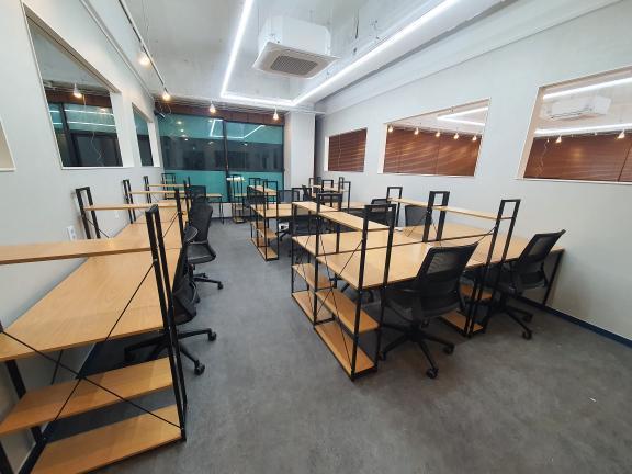 베이지 톤과 철제 프레임이 조화로운 오피스 공간