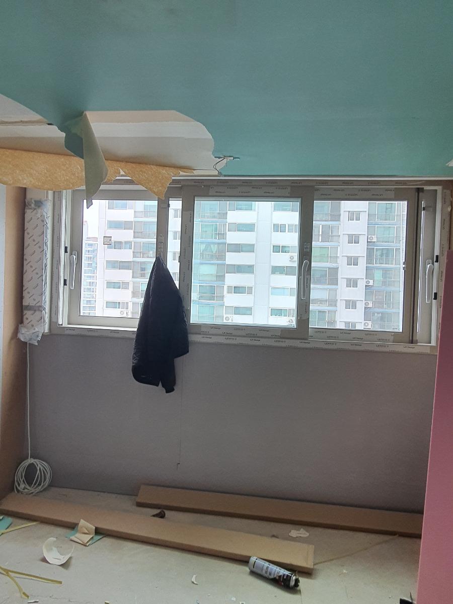 천정 마감과 함께 정리되어가는 방 안쪽