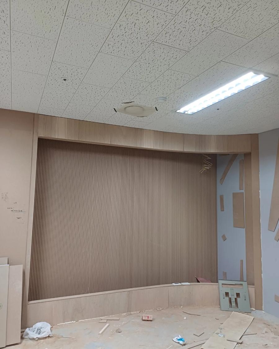 목공 작업이 마무리된 정갈한 사무실 입구