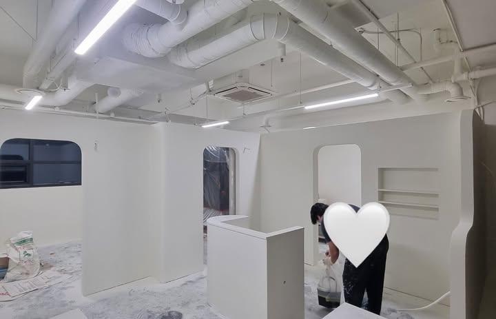 로고가 돋보일 수 있도록 세심하게 작업한 입구 가벽