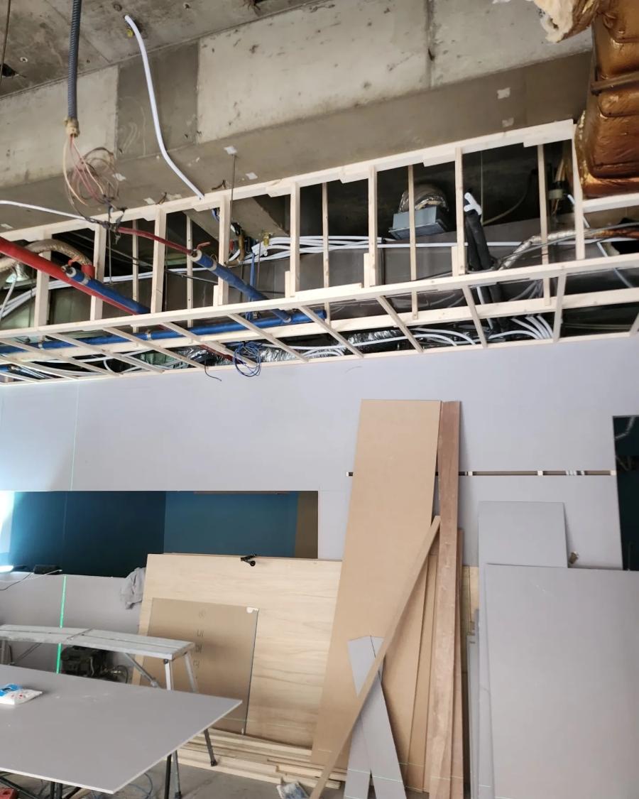 철거 후 드러난 벽체와 복잡한 관로들