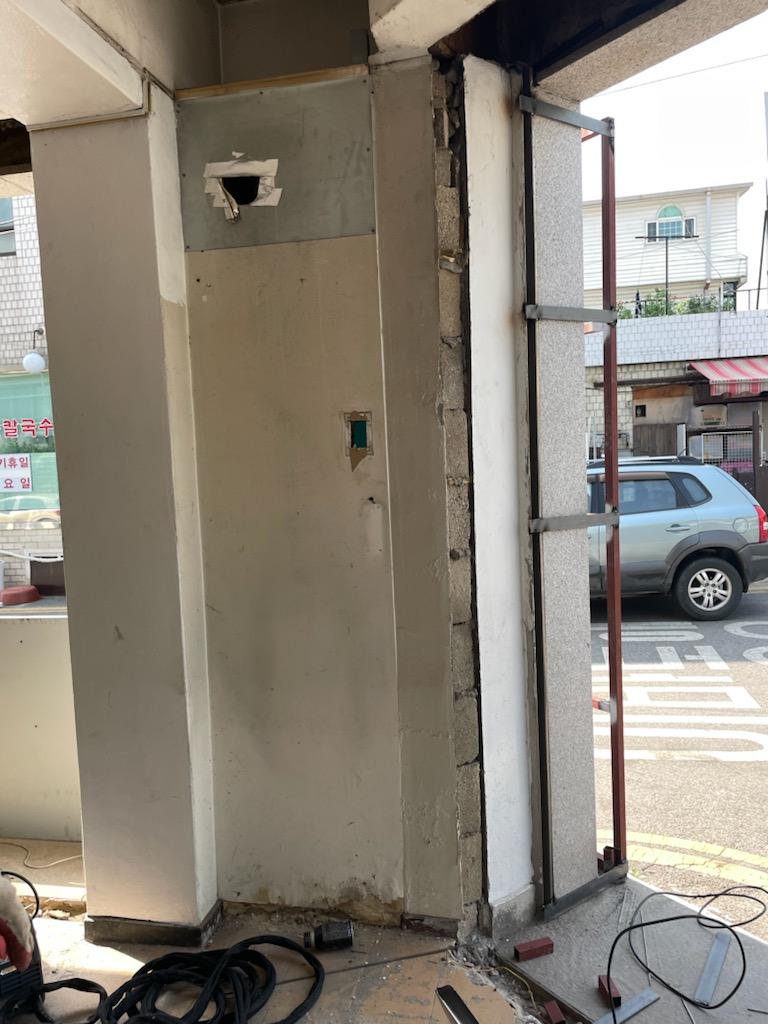 정리가 필요한 거친 콘크리트 기둥과 벽면