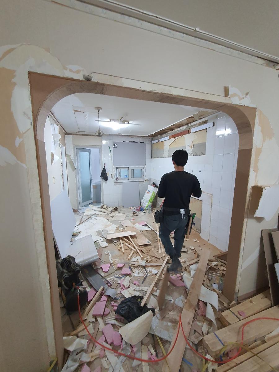 목수님의 손길로 채워지는 공사 중인 공간
