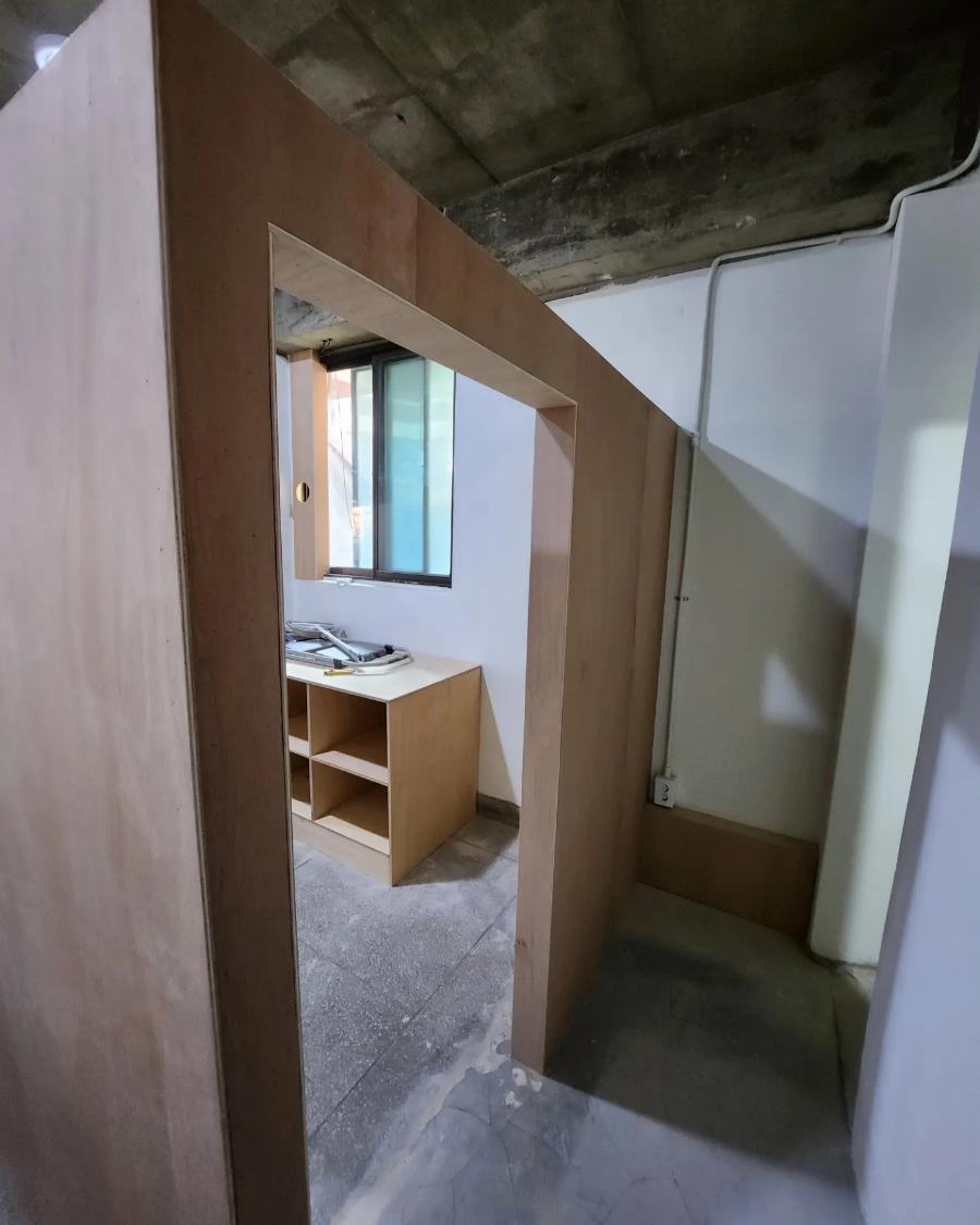 창문과 나무 구조물이 돋보이는 아늑한 방
