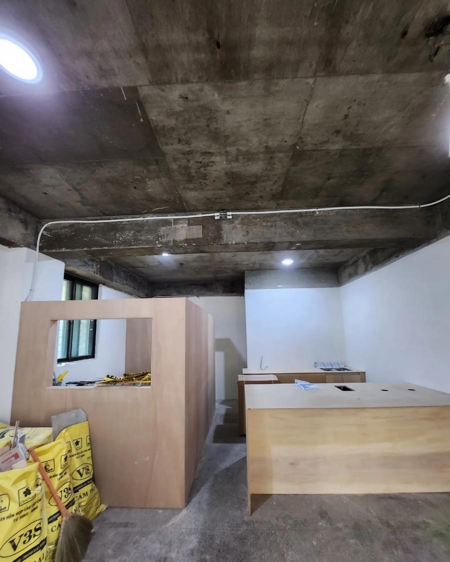 나무 가구가 자리를 잡기 시작한 내부