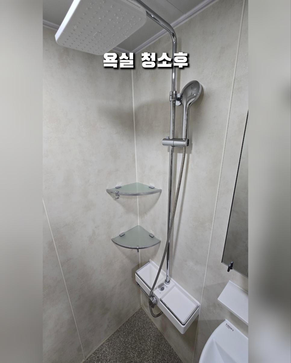 회색 타일과 흰색 수전이 갖춰진 욕실