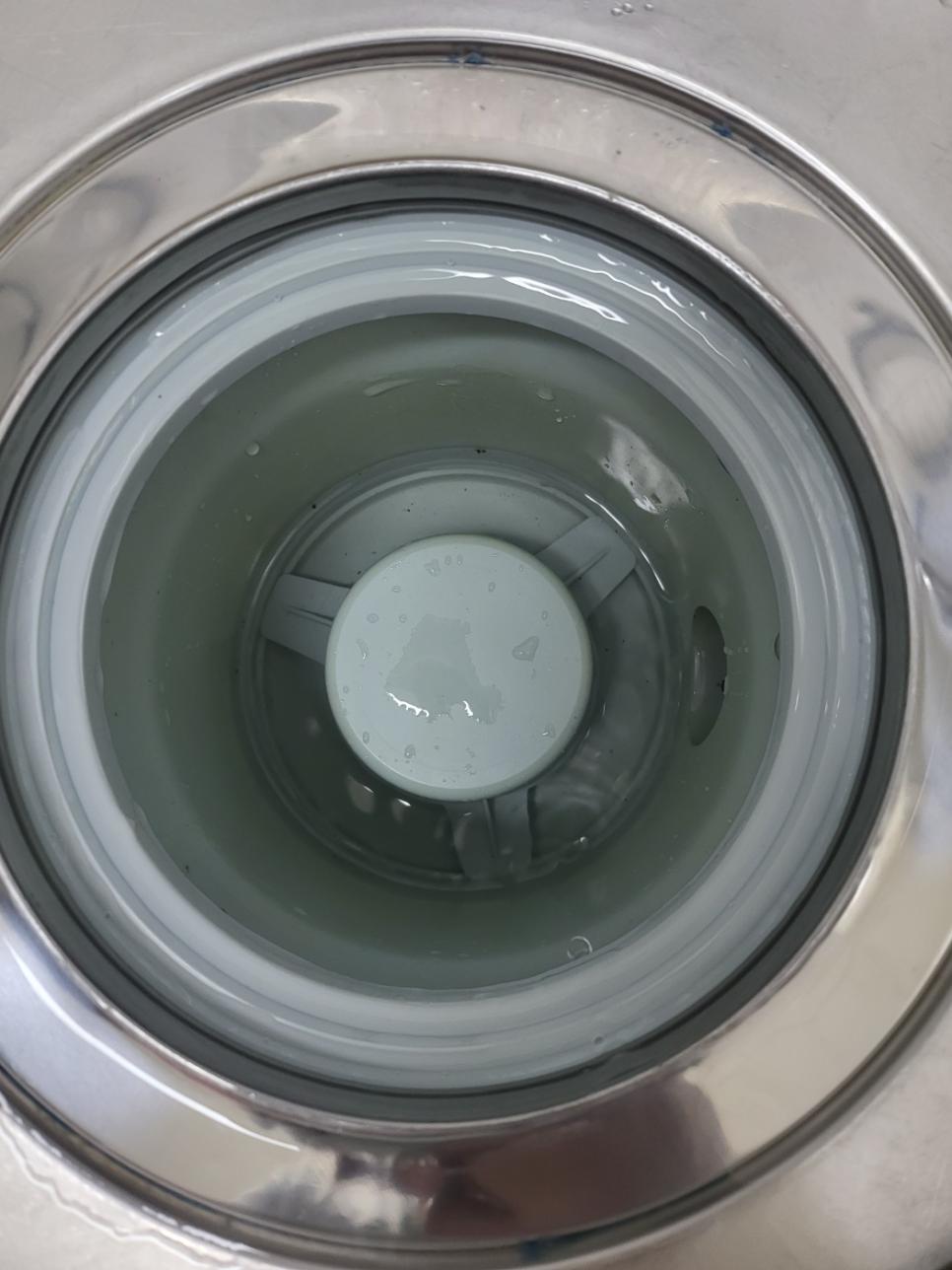 오염물이 관찰되는 후드 필터 근접 모습