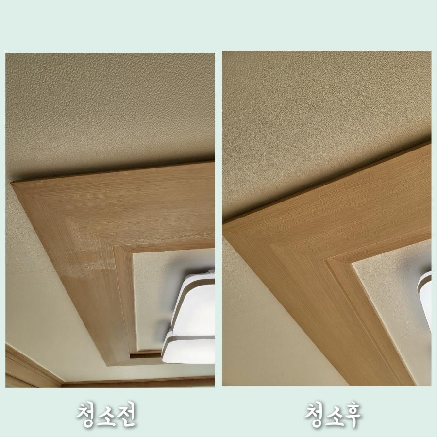 우드톤 천장 마감과 목재 프레임 구조