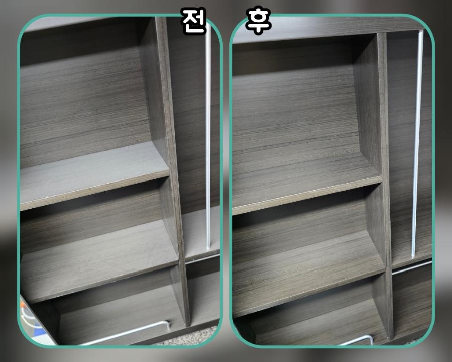 회색 목재 수납장 내부의 선반과 금속 지지대