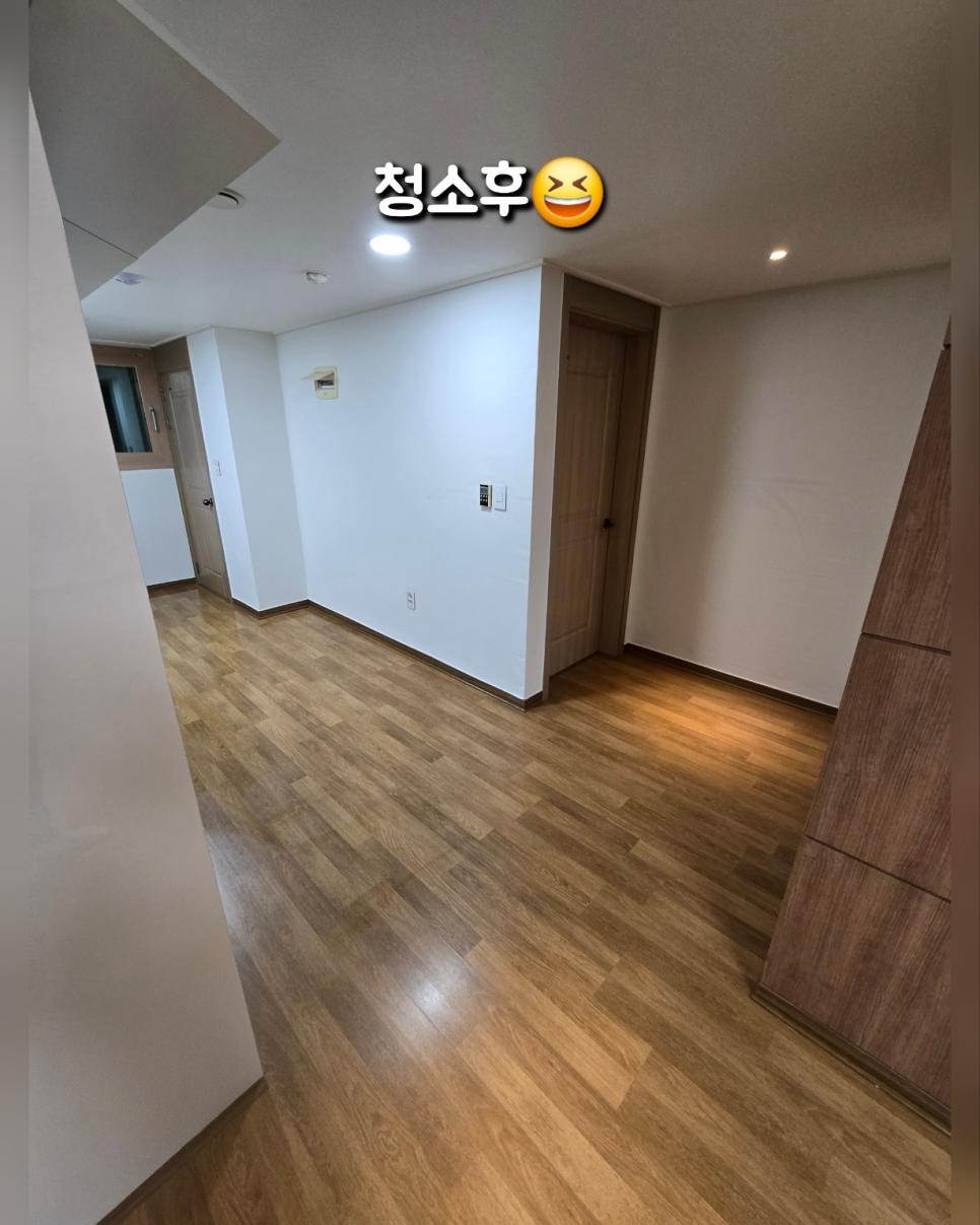 흰 벽과 우드톤 바닥재로 마감된 복도