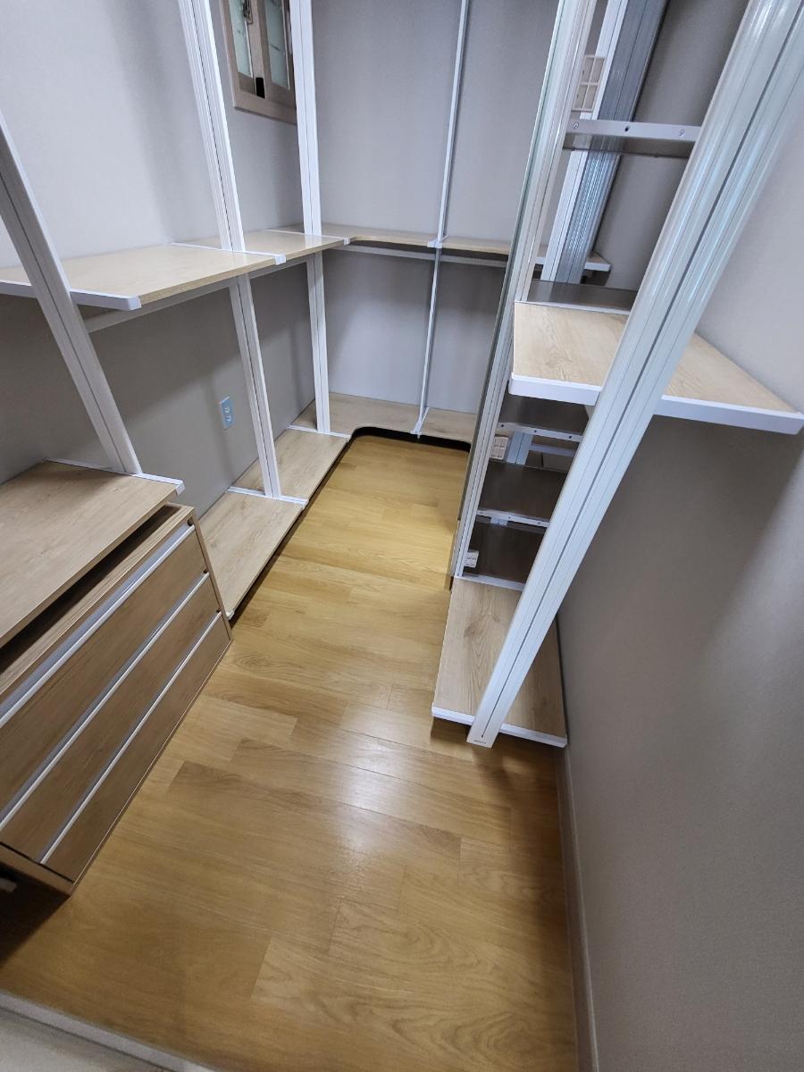 오염이 보이지 않는 벽과 바닥 표면