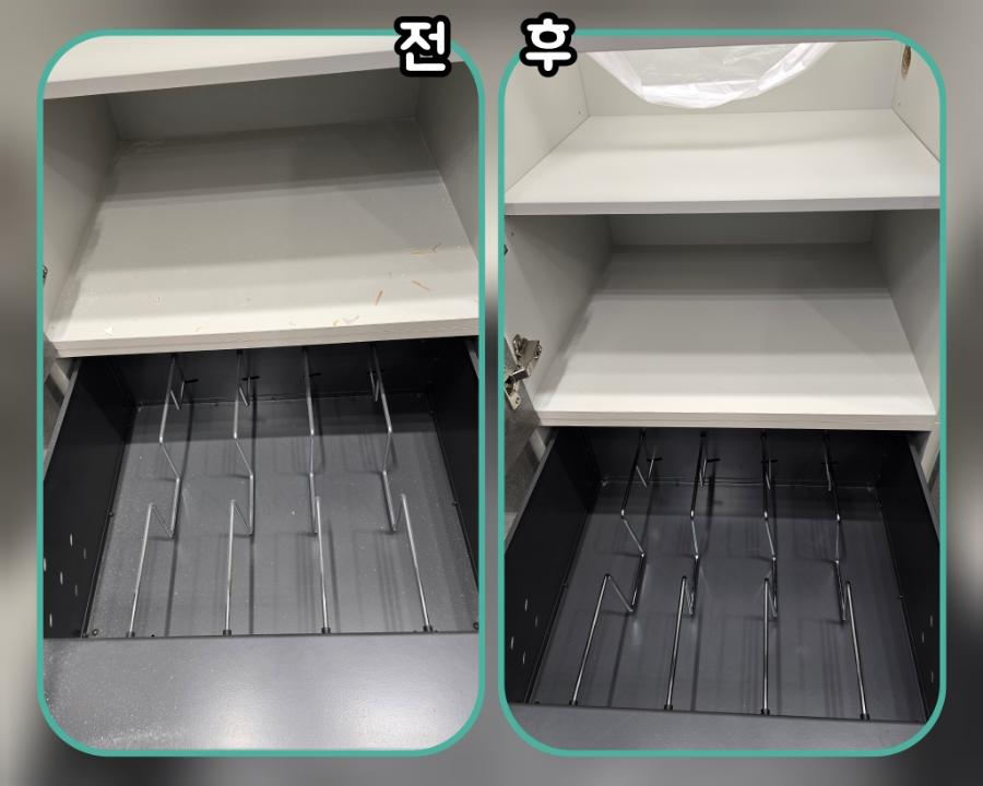 흰색 수납장 내부의 금속 선반 구조