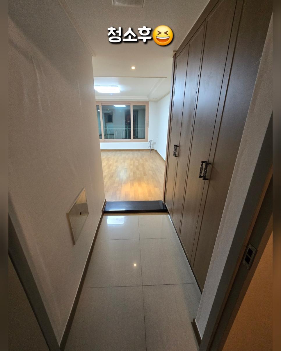 우드톤 붙박이장이 있는 깨끗한 복도
