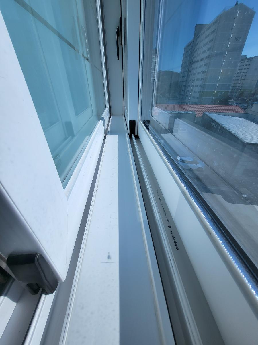 먼지층이 넓게 쌓인 창 레일