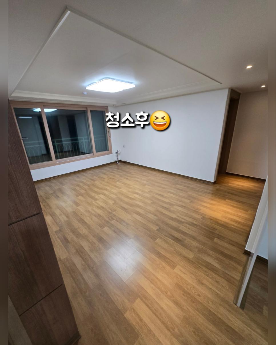 정돈된 화이트톤 거실 공간