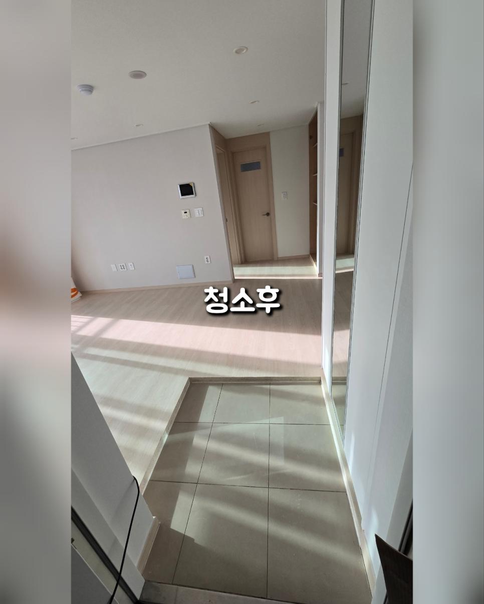 목재 바닥과 흰 벽이 있는 복도 공간