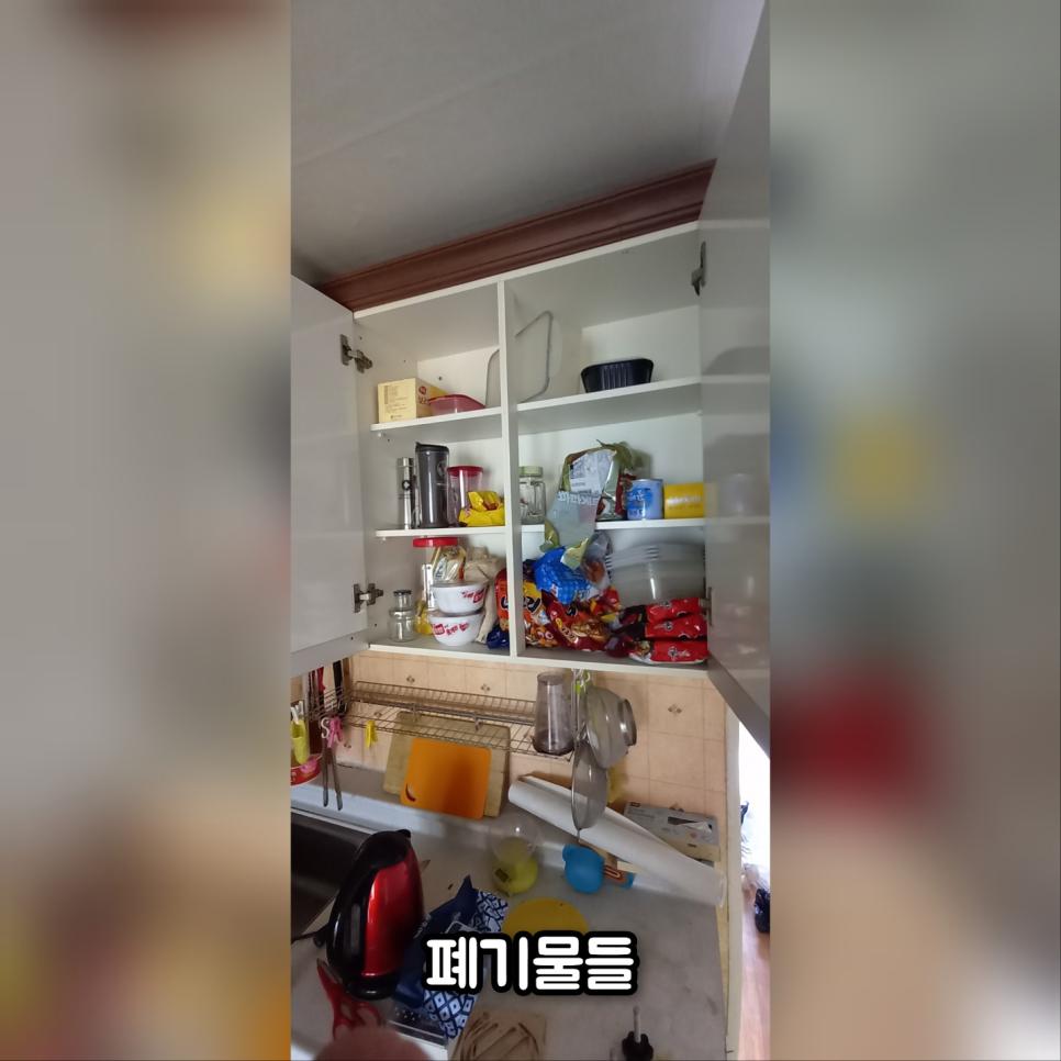 화이트 톤의 붙박이장과 오픈 선반 위에 정갈하게 놓인 주방 도구들이 돋보이는 공간이에요.