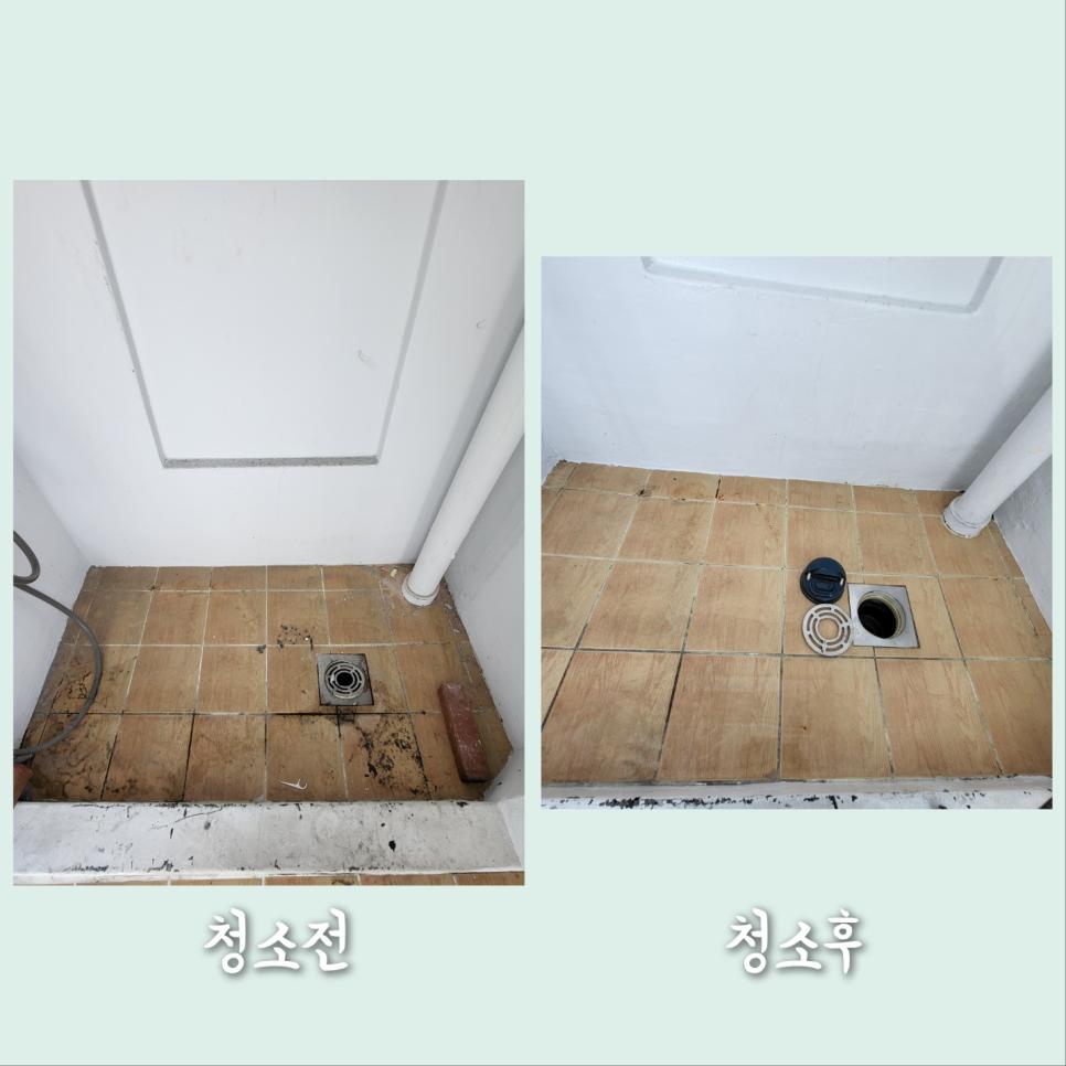 황색 타일 바닥과 배관이 보이는 욕실 내부