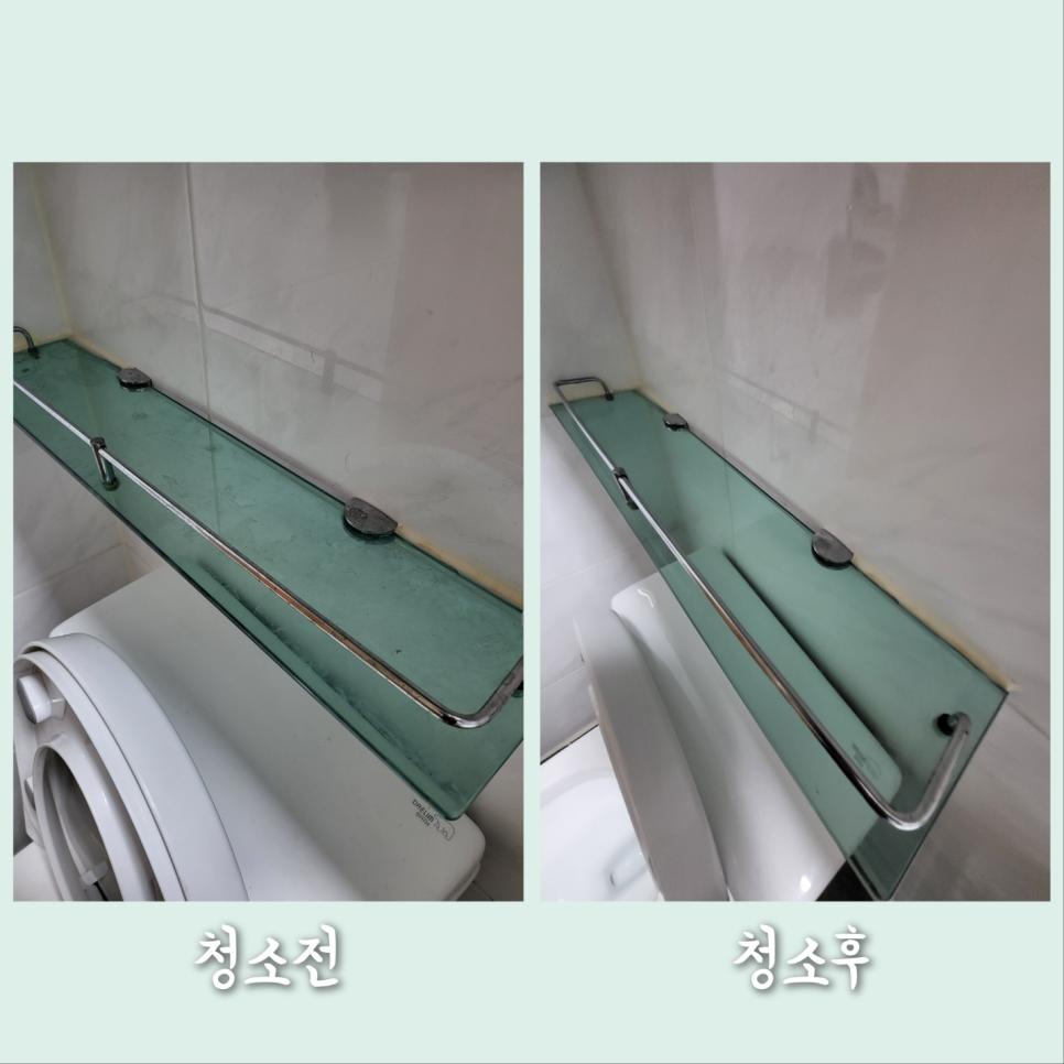 녹색 유리 선반이 설치된 깨끗한 욕실 모습