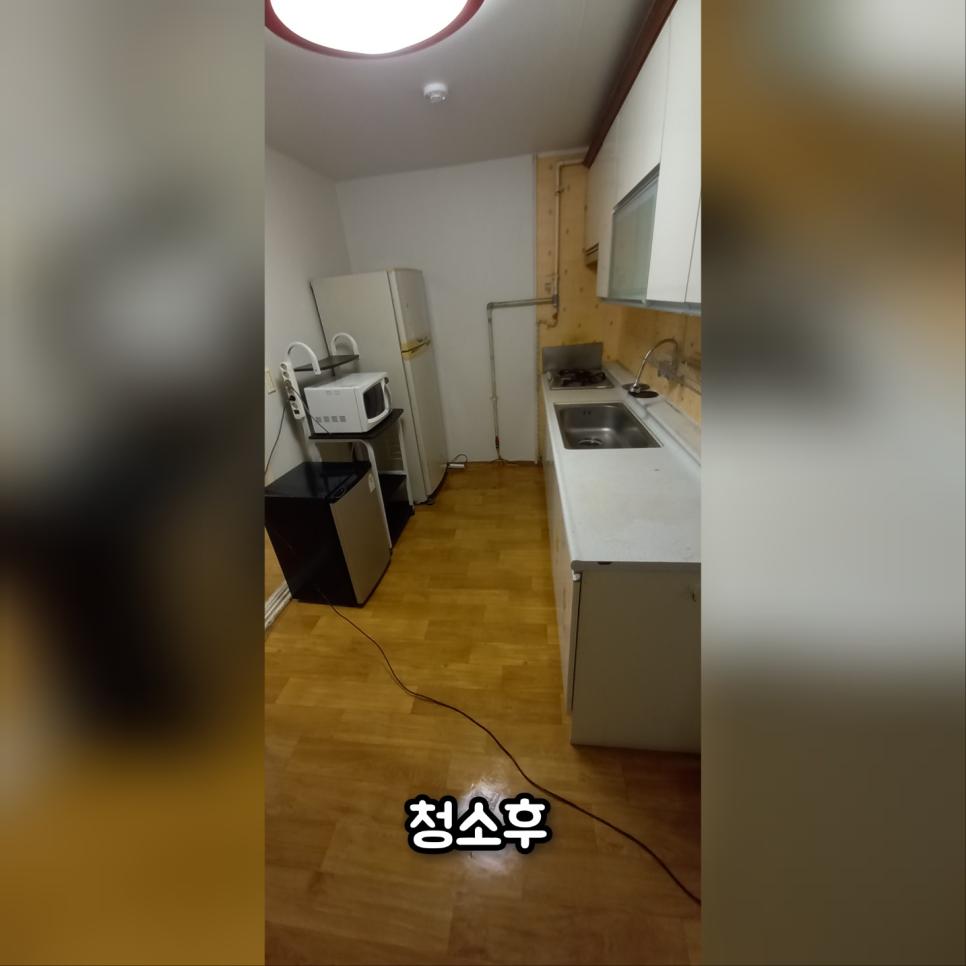 주방 조리대 상판(오염 종류·전후 상태를 추가로 단정하지 말 것)