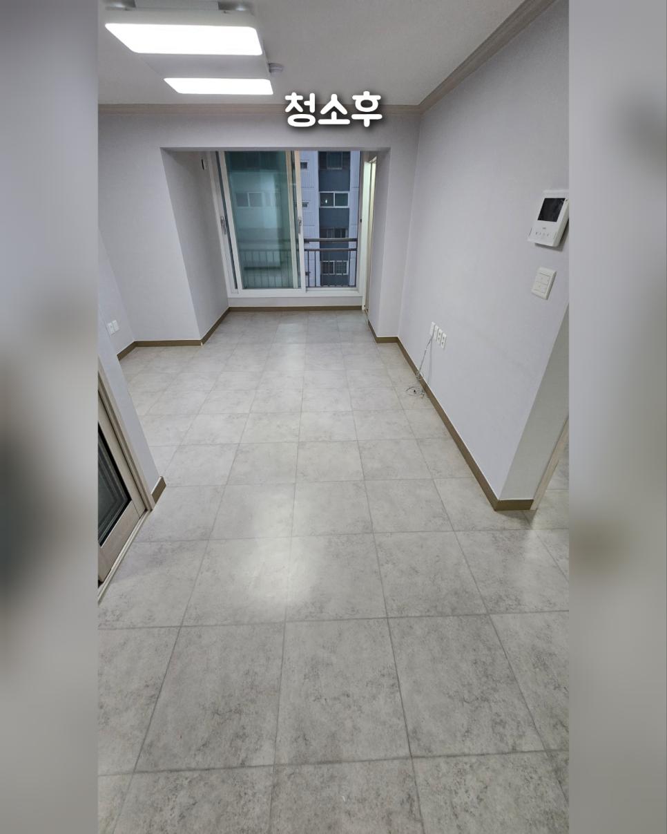 밝은 빛이 들어오는 흰 벽과 타일 복도