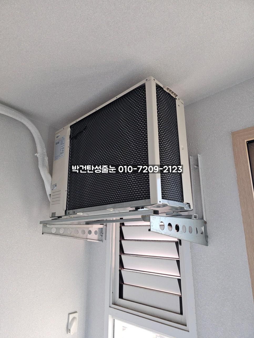 천장 에어컨과 창문이 설치된 실내 공간