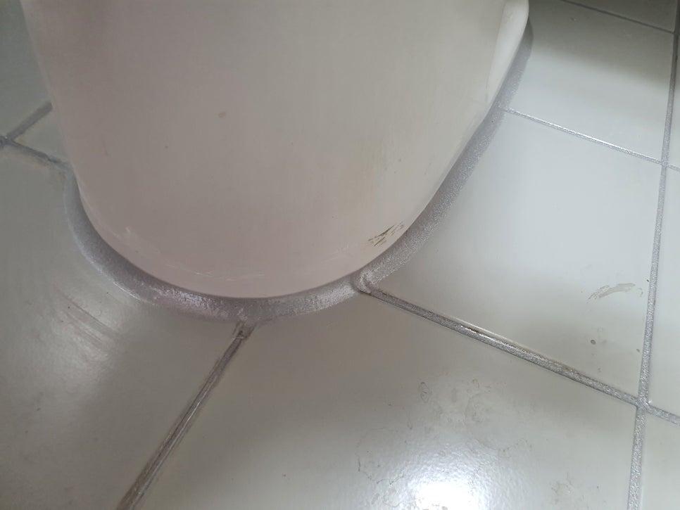 바닥에 놓인 소형 도구와 기기