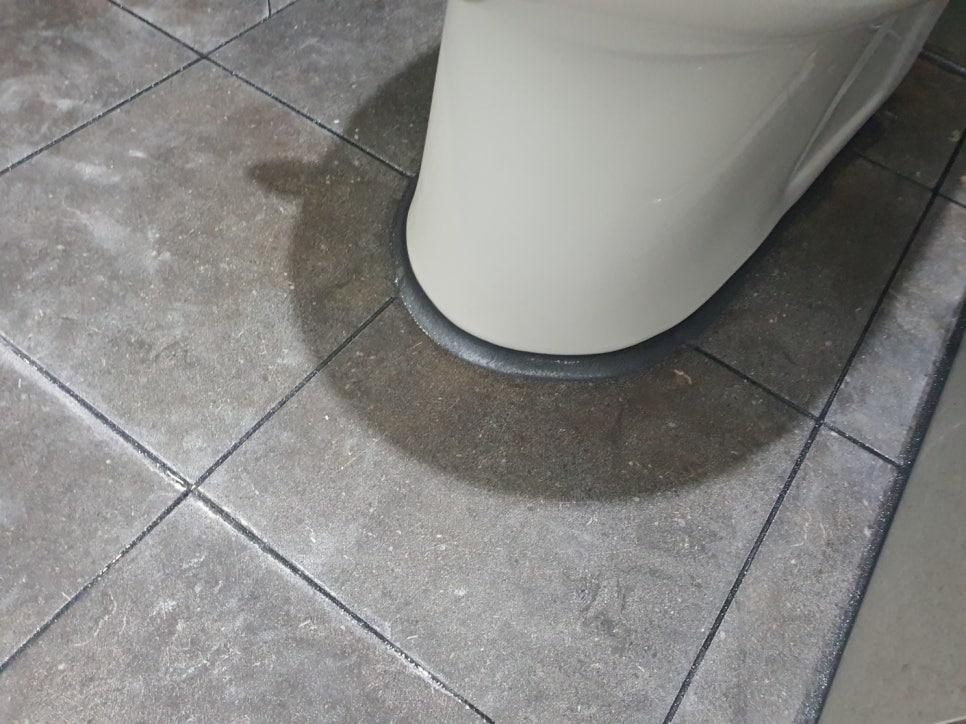 흰색 세면대 바닥 접합부와 타일 표면