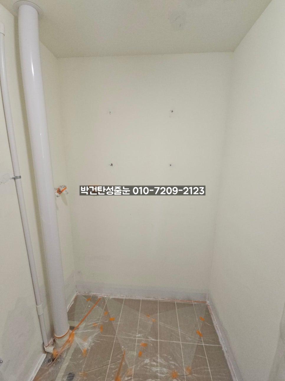 흰 벽과 타일 바닥이 드러난 텅 빈 공간의 모습