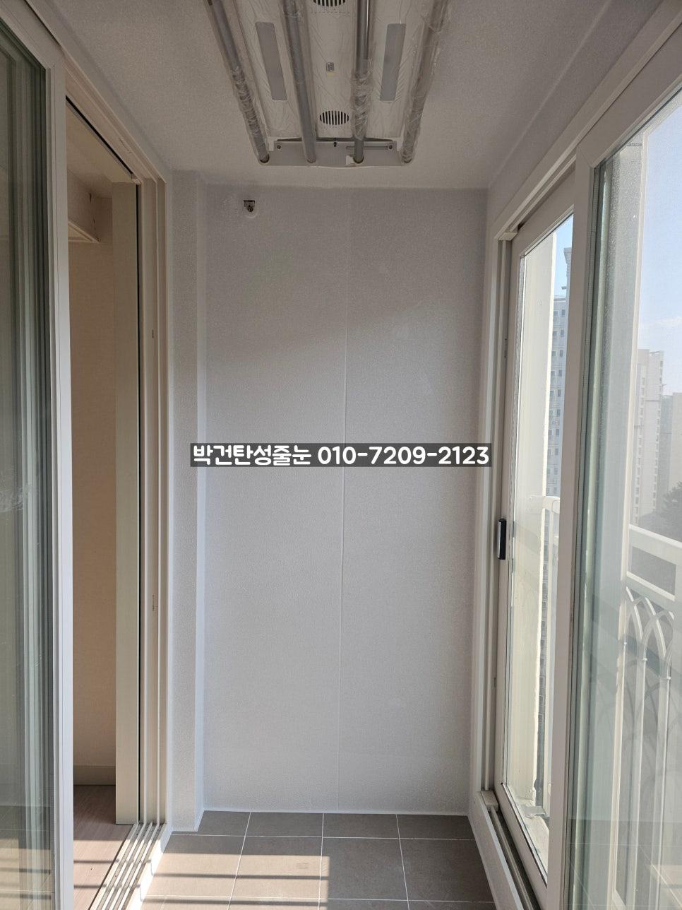 배관과 통풍 장치가 설치된 발코니의 전체적인 모습
