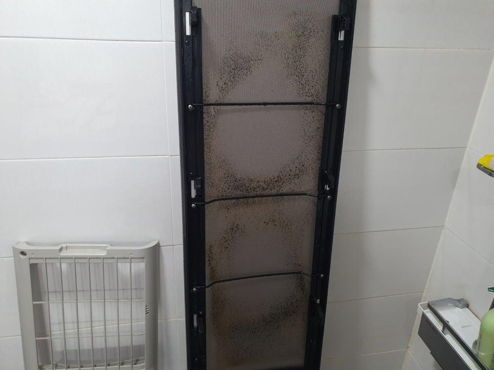 필터 망 사이에 엉겨 붙은 짙은 기름 오염