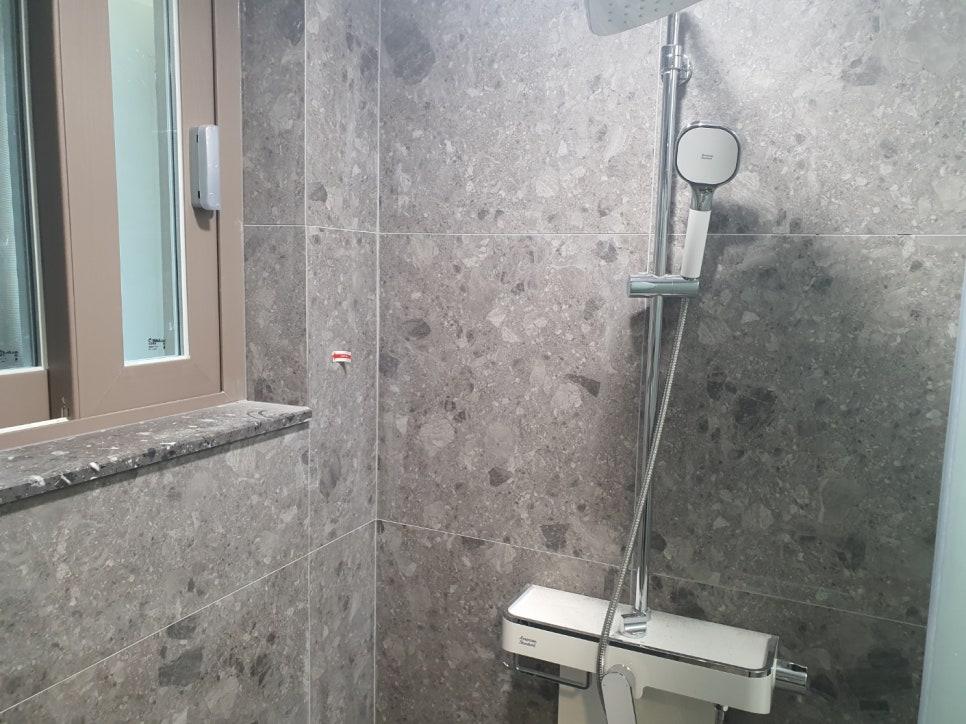 빈티지실버로 완성된 회색 석재 타일 욕실