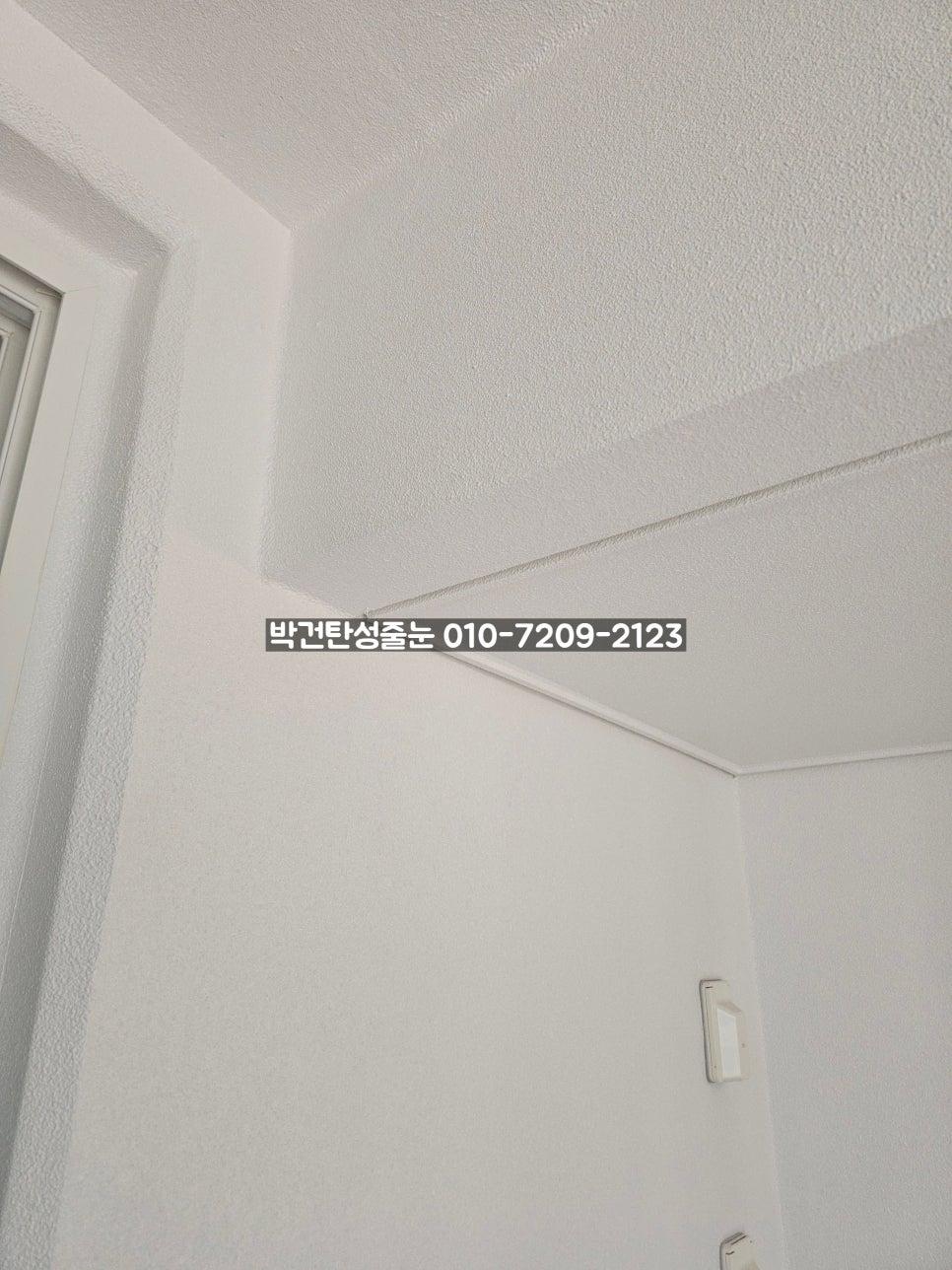 텍스처 마감된 벽면과 흰색 도어의 문틀