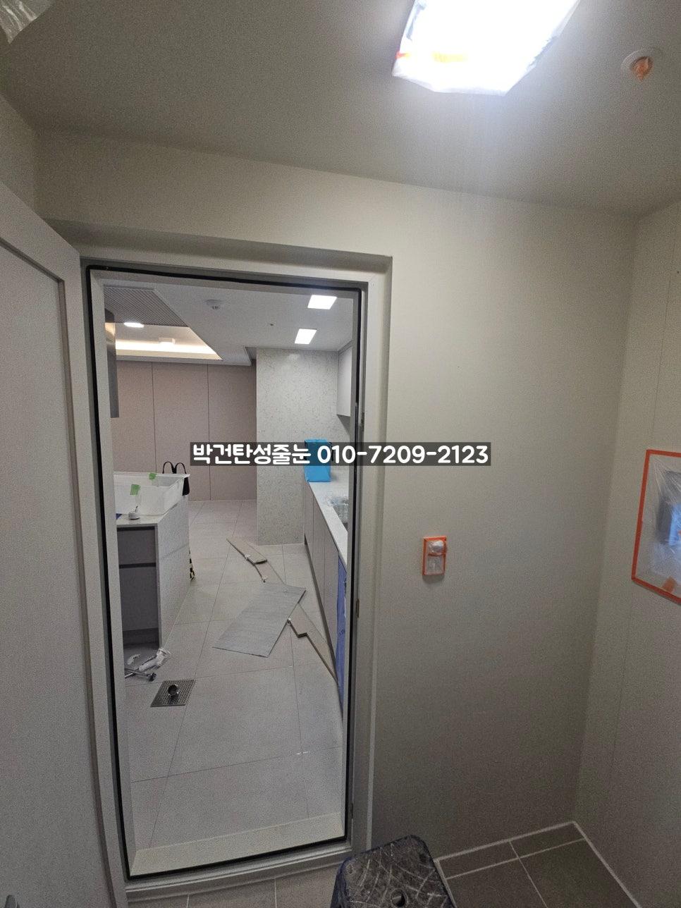 도어 주변에서 진행되는 세밀한 보정 작업