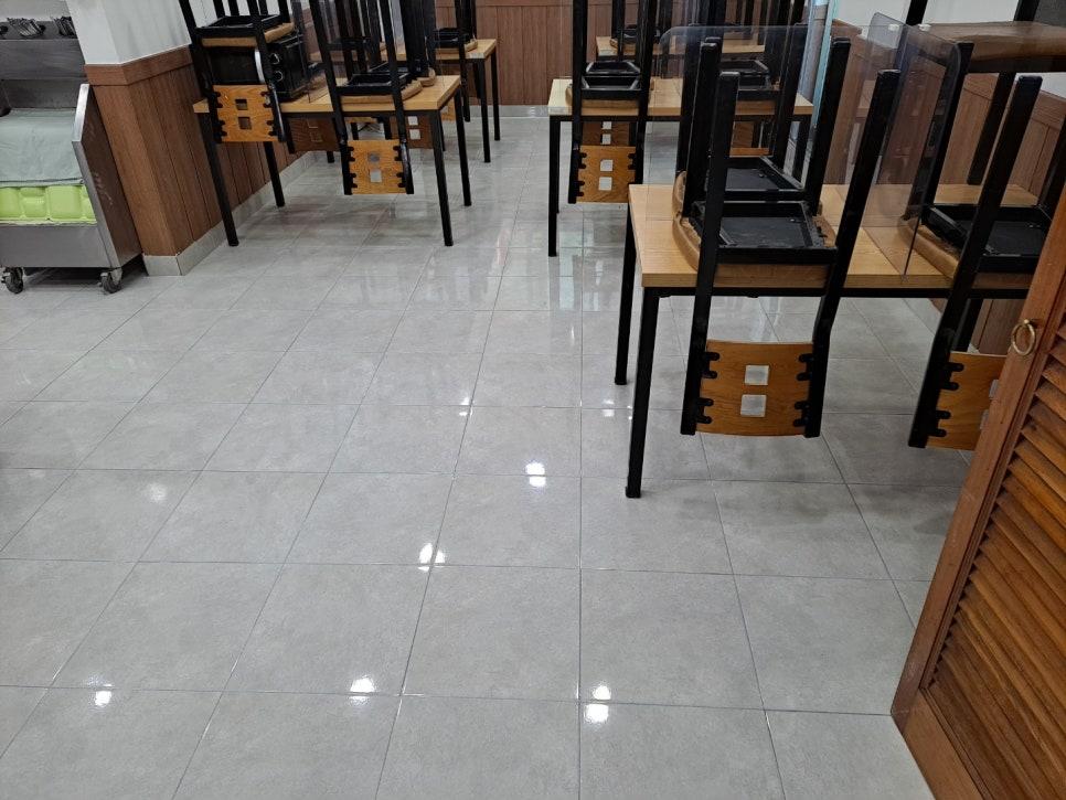 흰색 타일 바닥과 작업용 카트가 보이는 모습