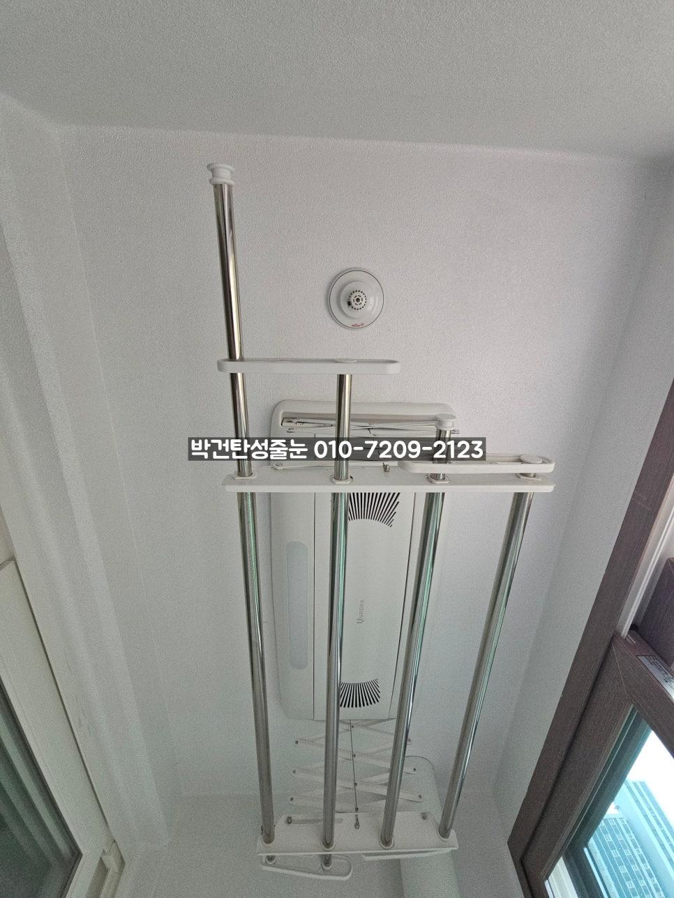 화재 경보기와 천장 금속 프레임 주변