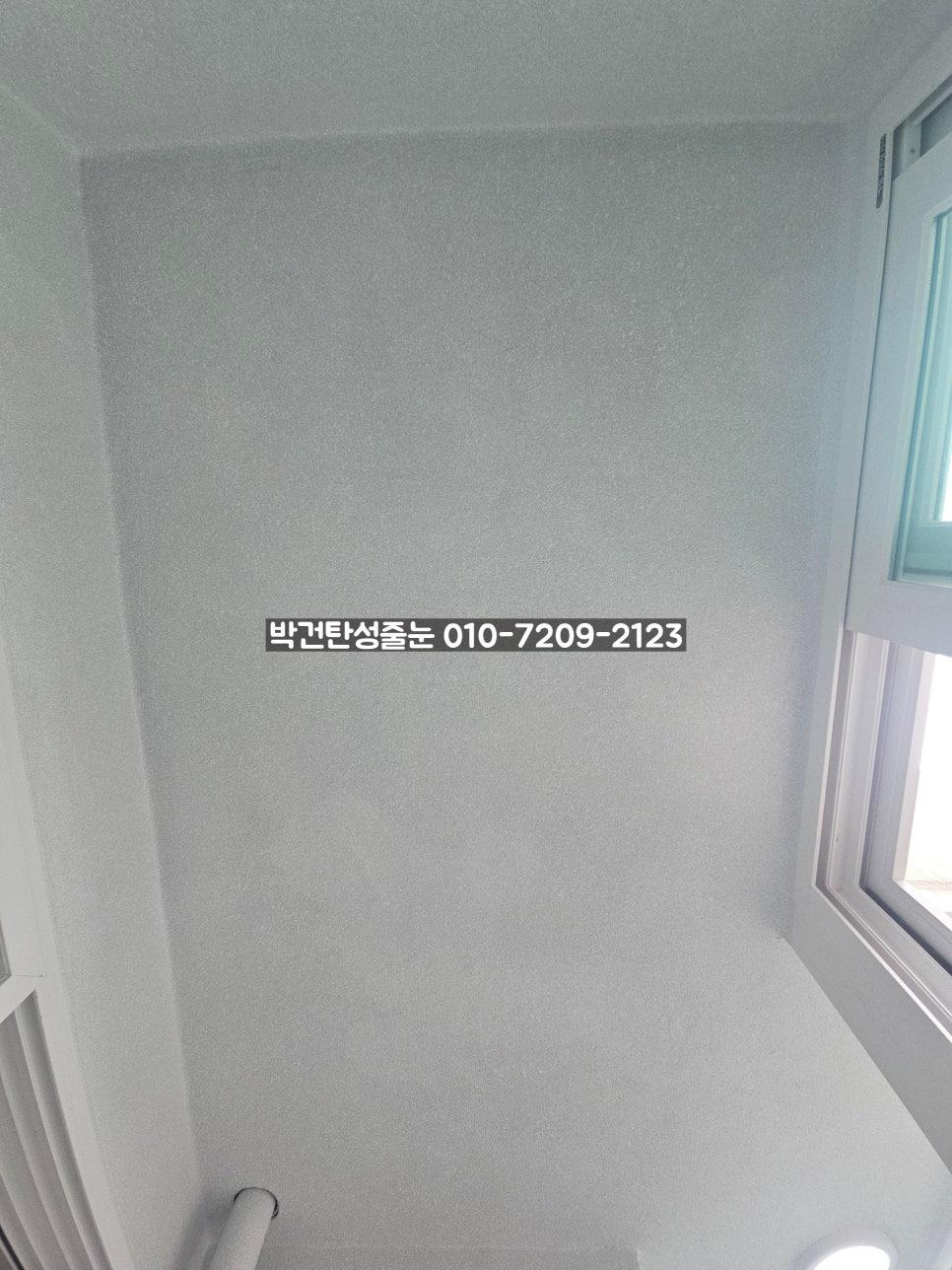 흰색 벽면과 창호가 있는 시공 전 공간