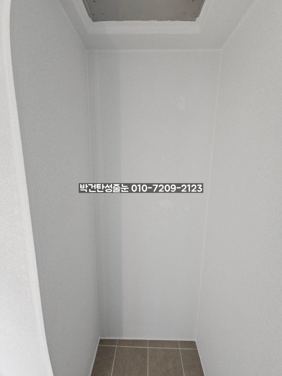 천장 금속 구조물이 보이는 좁은 공간의 시공 전경