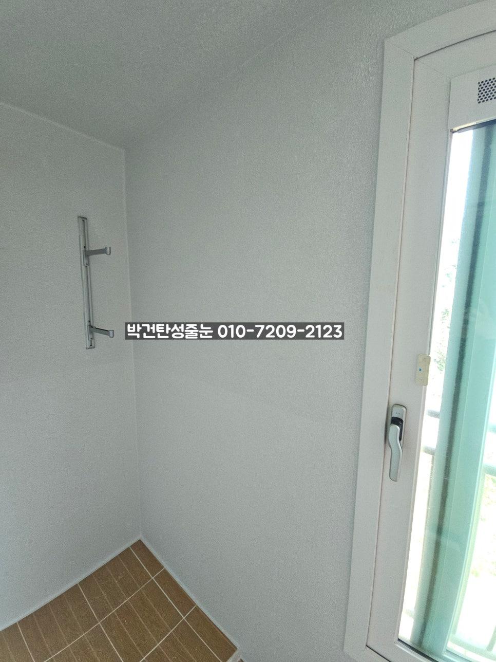 금속 레일 장치와 유리 패널 창문이 보이는 공간