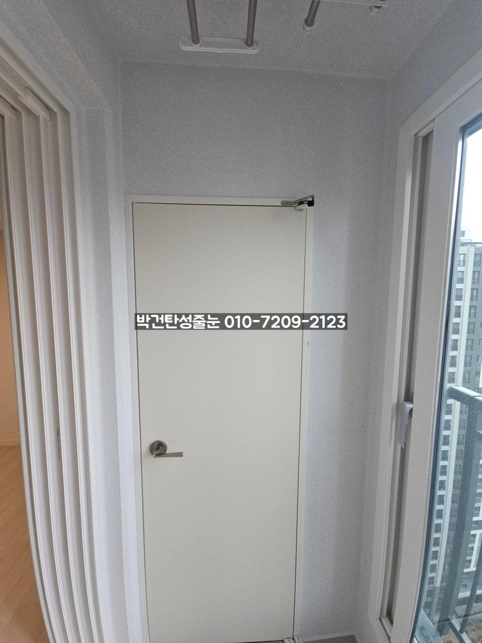 흰색 도어와 창호가 보이는 현관 공간