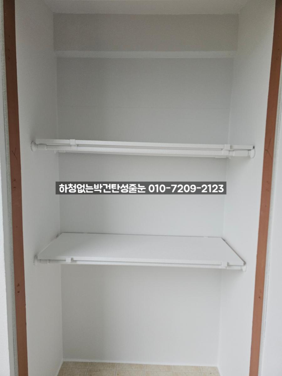 베이지색 타일 바닥과 흰색 선반이 있는 내부