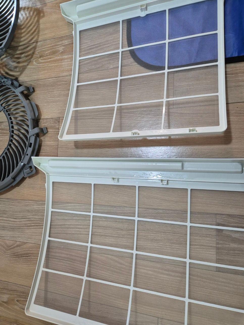 바닥에 놓인 공기청정기 필터와 라디에이터 부품